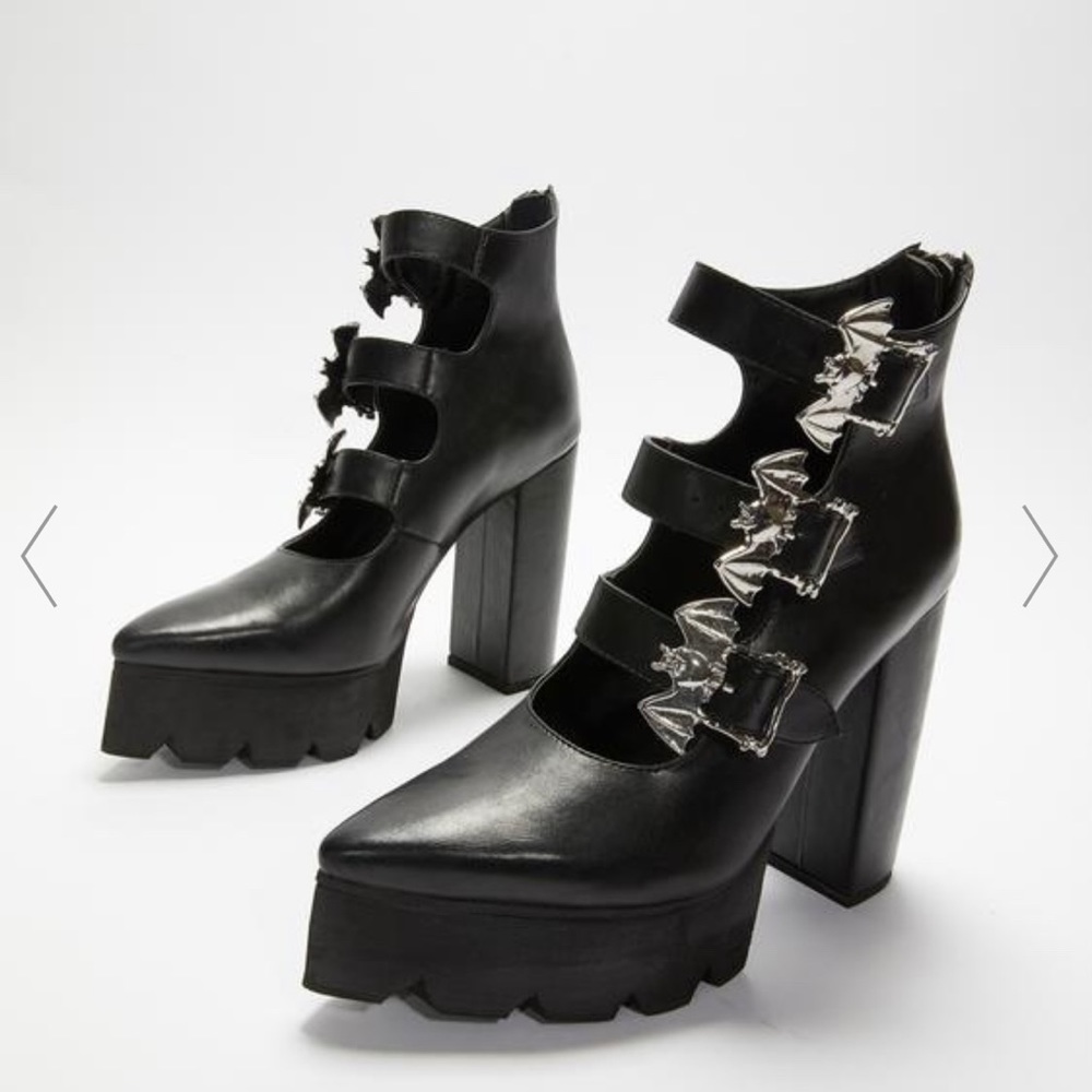 Widow Mary Jane platform heels